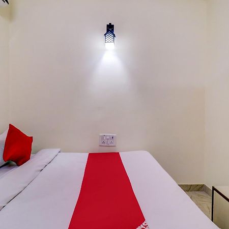Hotel O Rs Hotels Near Pitampura Metro Delhi  Eksteriør billede