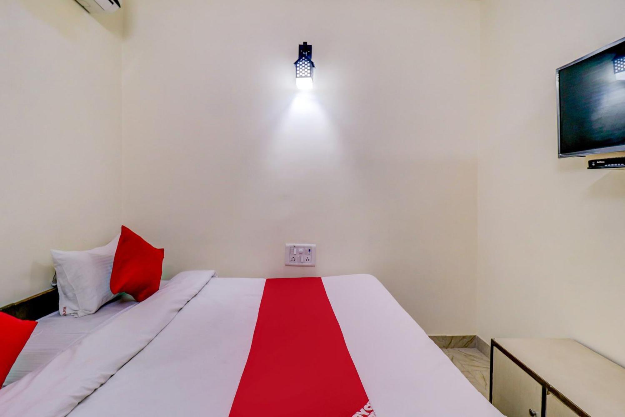 Hotel O Rs Hotels Near Pitampura Metro Delhi  Eksteriør billede
