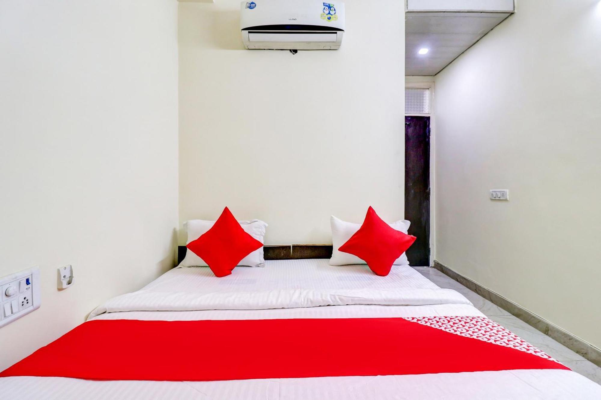 Hotel O Rs Hotels Near Pitampura Metro Delhi  Eksteriør billede