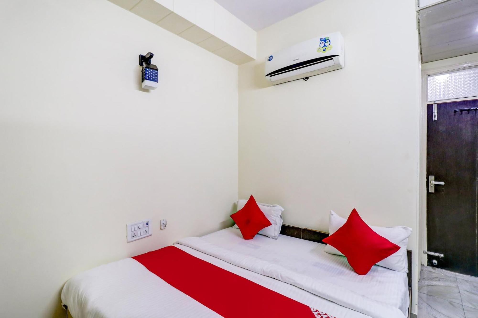 Hotel O Rs Hotels Near Pitampura Metro Delhi  Eksteriør billede