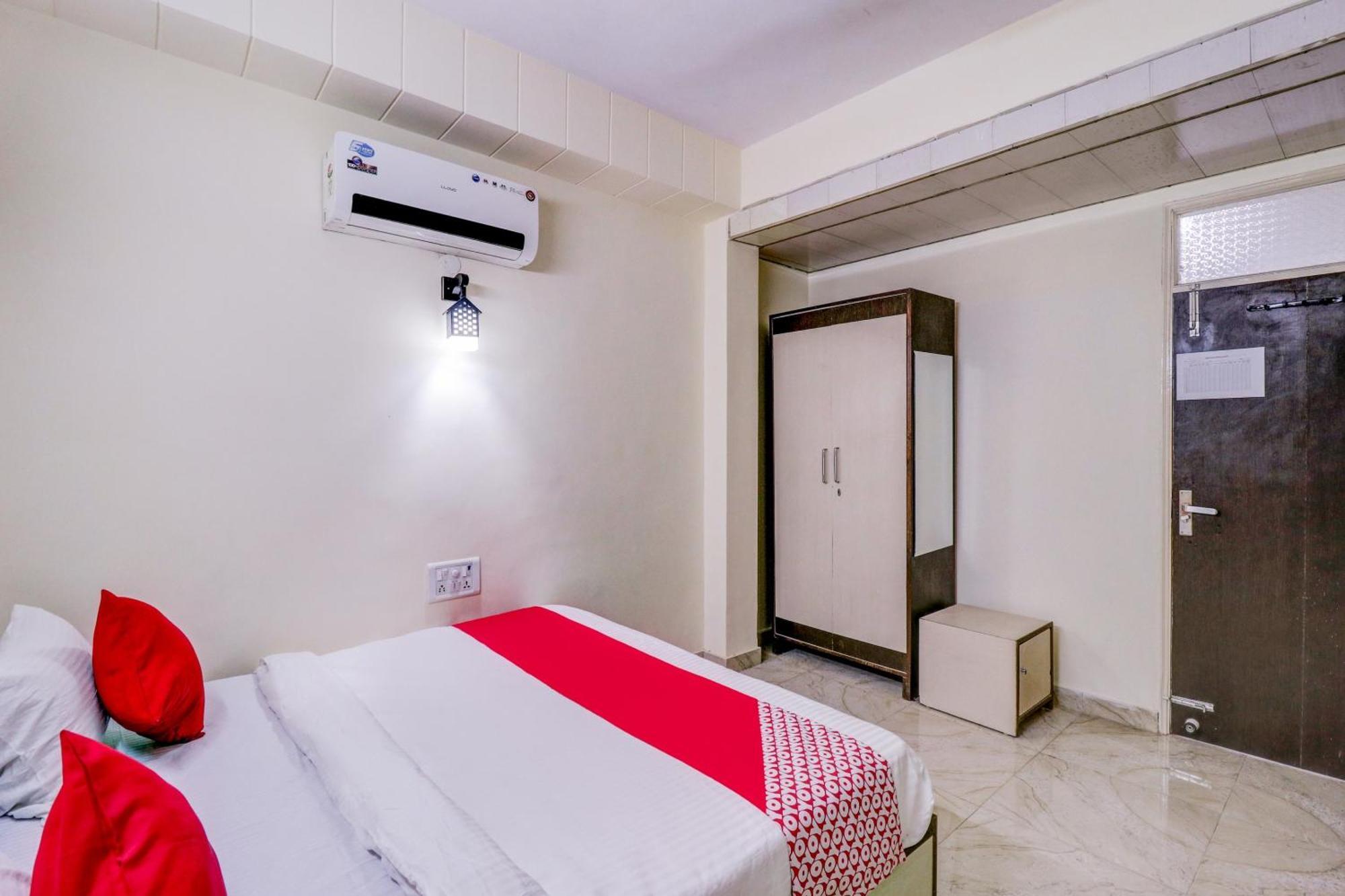 Hotel O Rs Hotels Near Pitampura Metro Delhi  Eksteriør billede