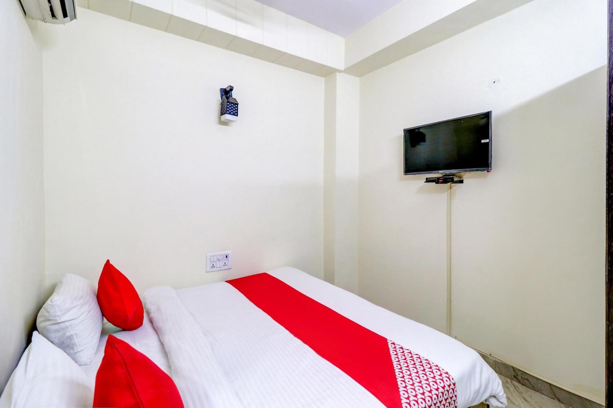Hotel O Rs Hotels Near Pitampura Metro Delhi  Eksteriør billede