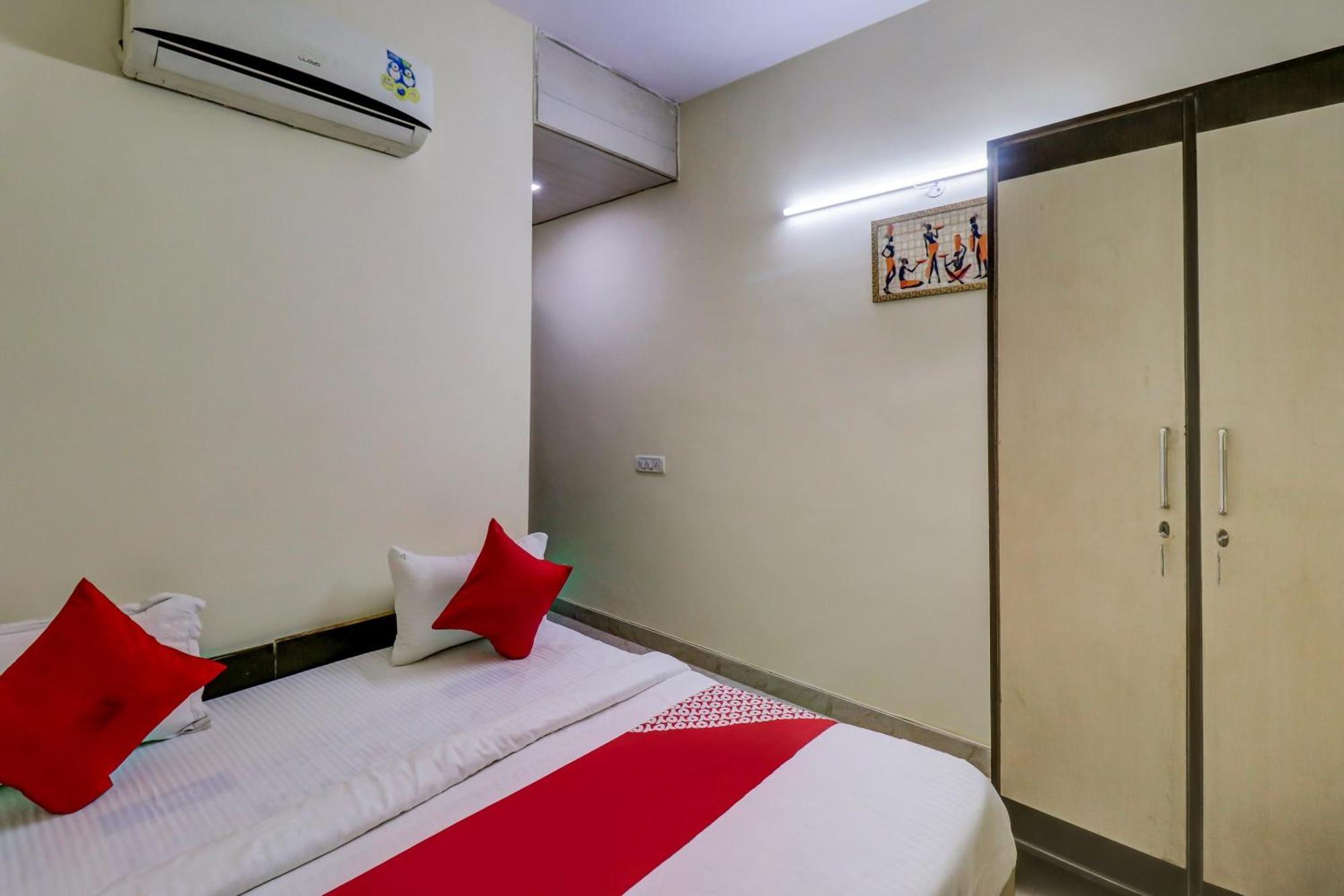 Hotel O Rs Hotels Near Pitampura Metro Delhi  Eksteriør billede