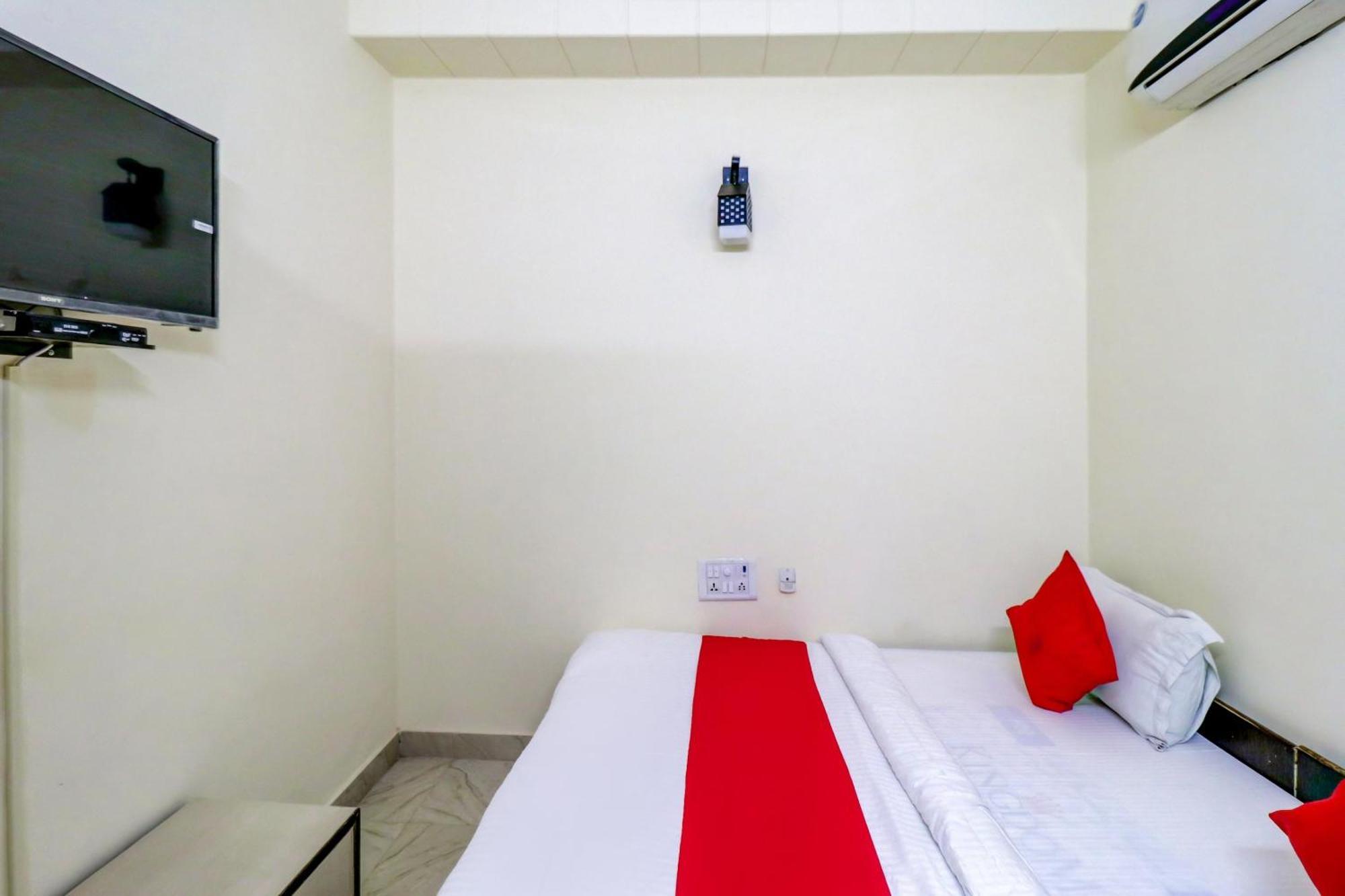 Hotel O Rs Hotels Near Pitampura Metro Delhi  Eksteriør billede
