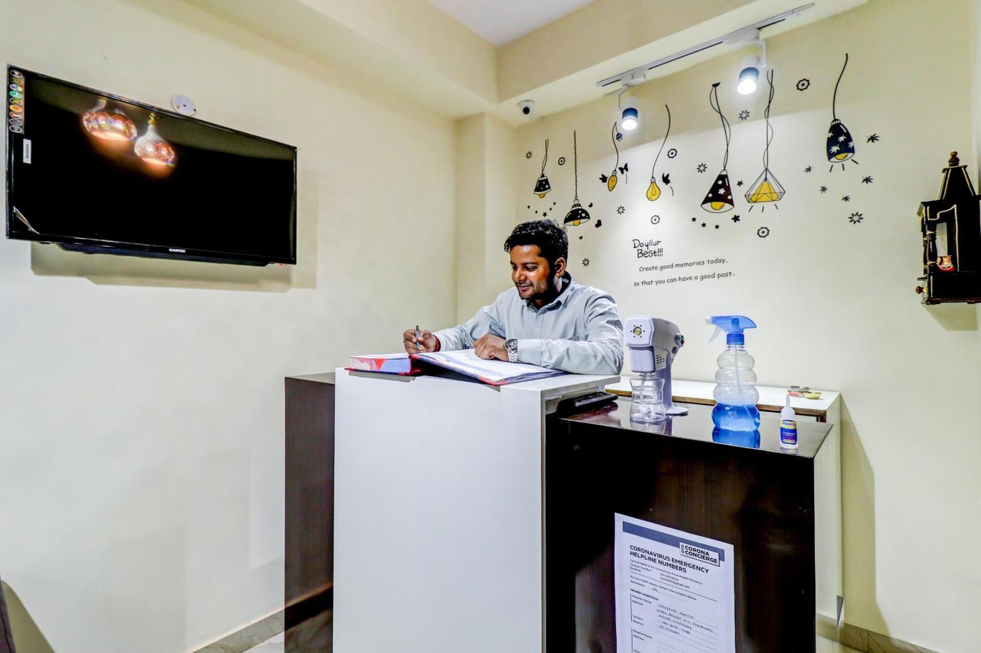 Hotel O Rs Hotels Near Pitampura Metro Delhi  Eksteriør billede
