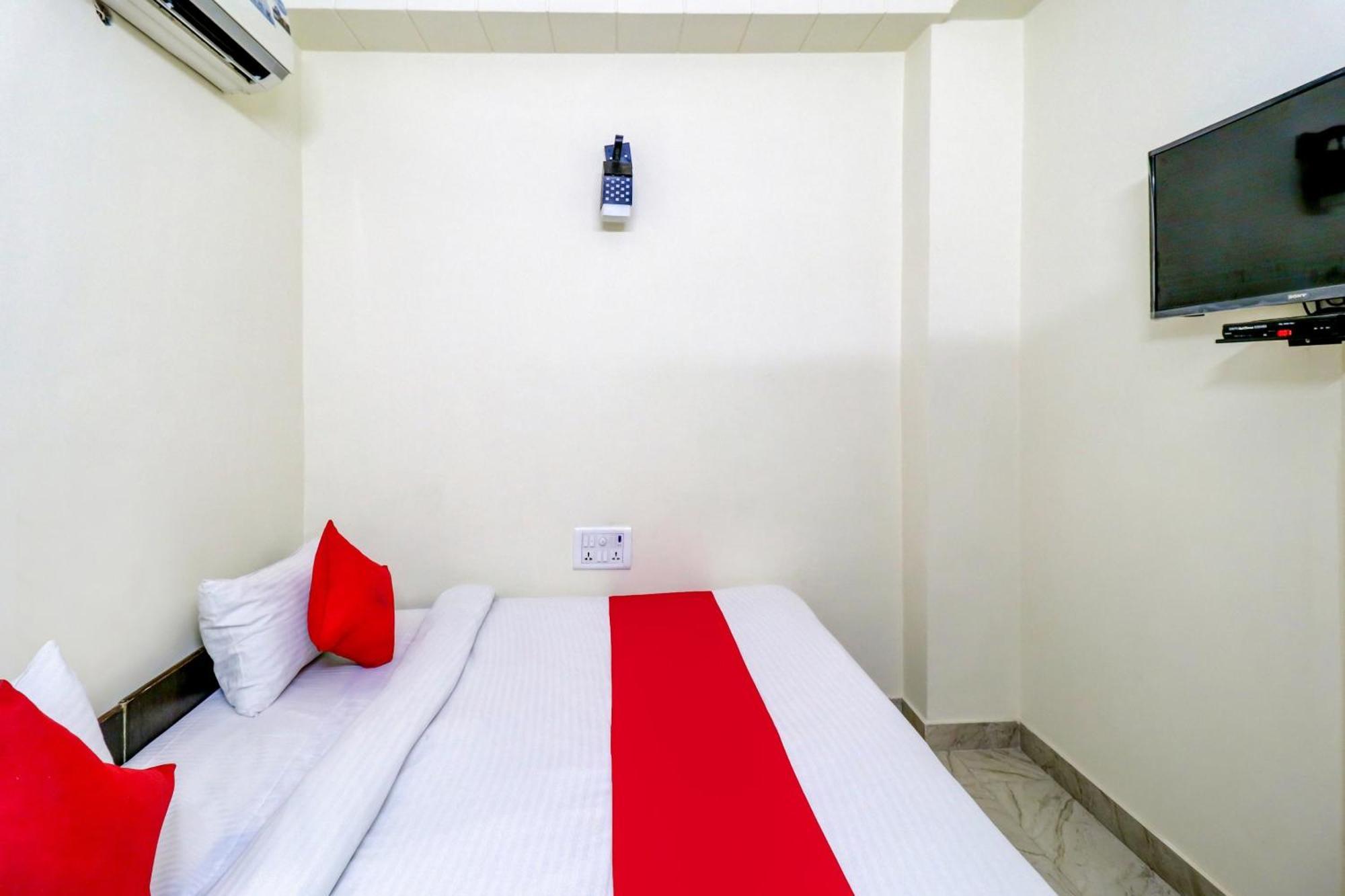 Hotel O Rs Hotels Near Pitampura Metro Delhi  Eksteriør billede
