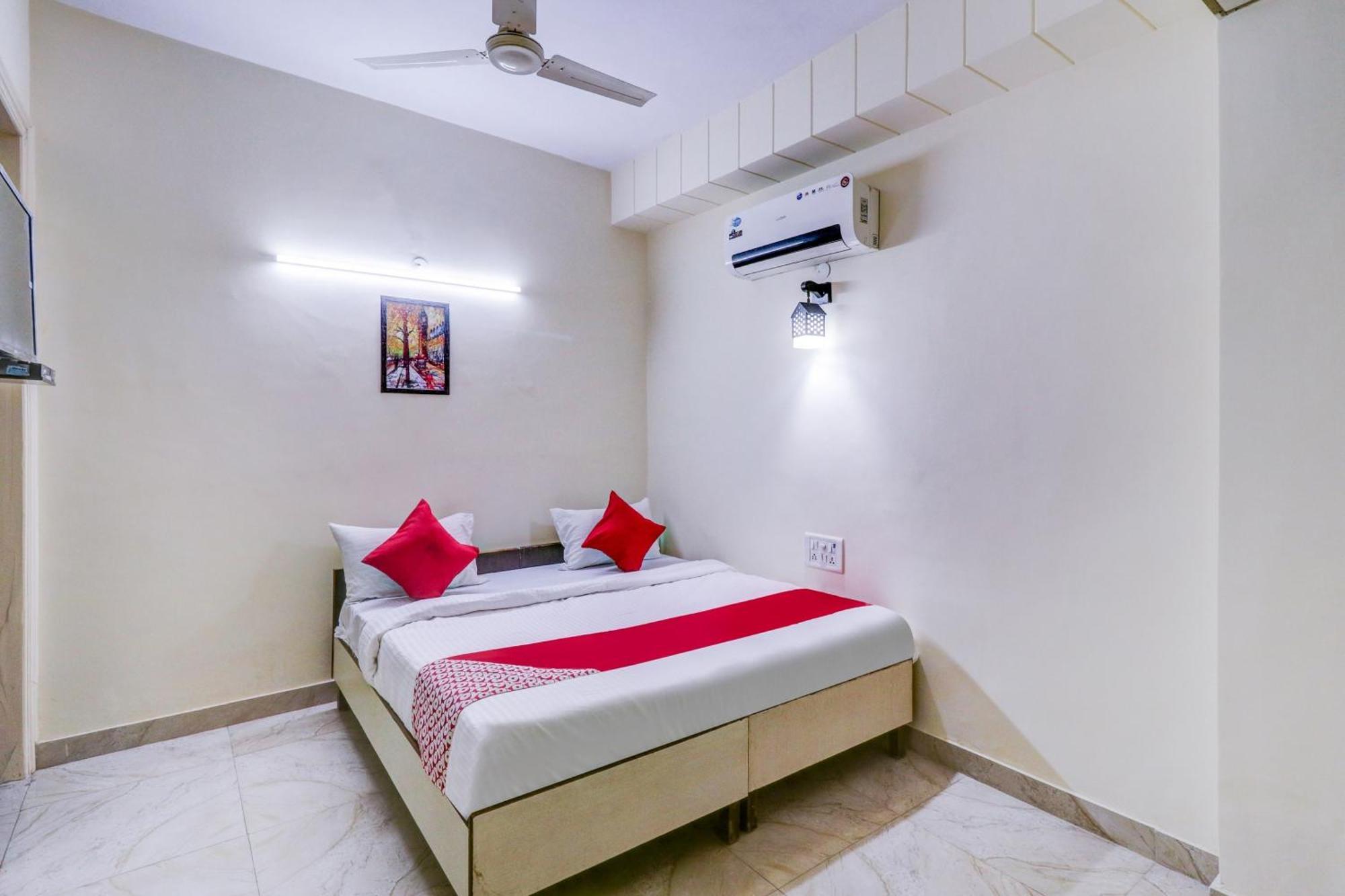 Hotel O Rs Hotels Near Pitampura Metro Delhi  Eksteriør billede