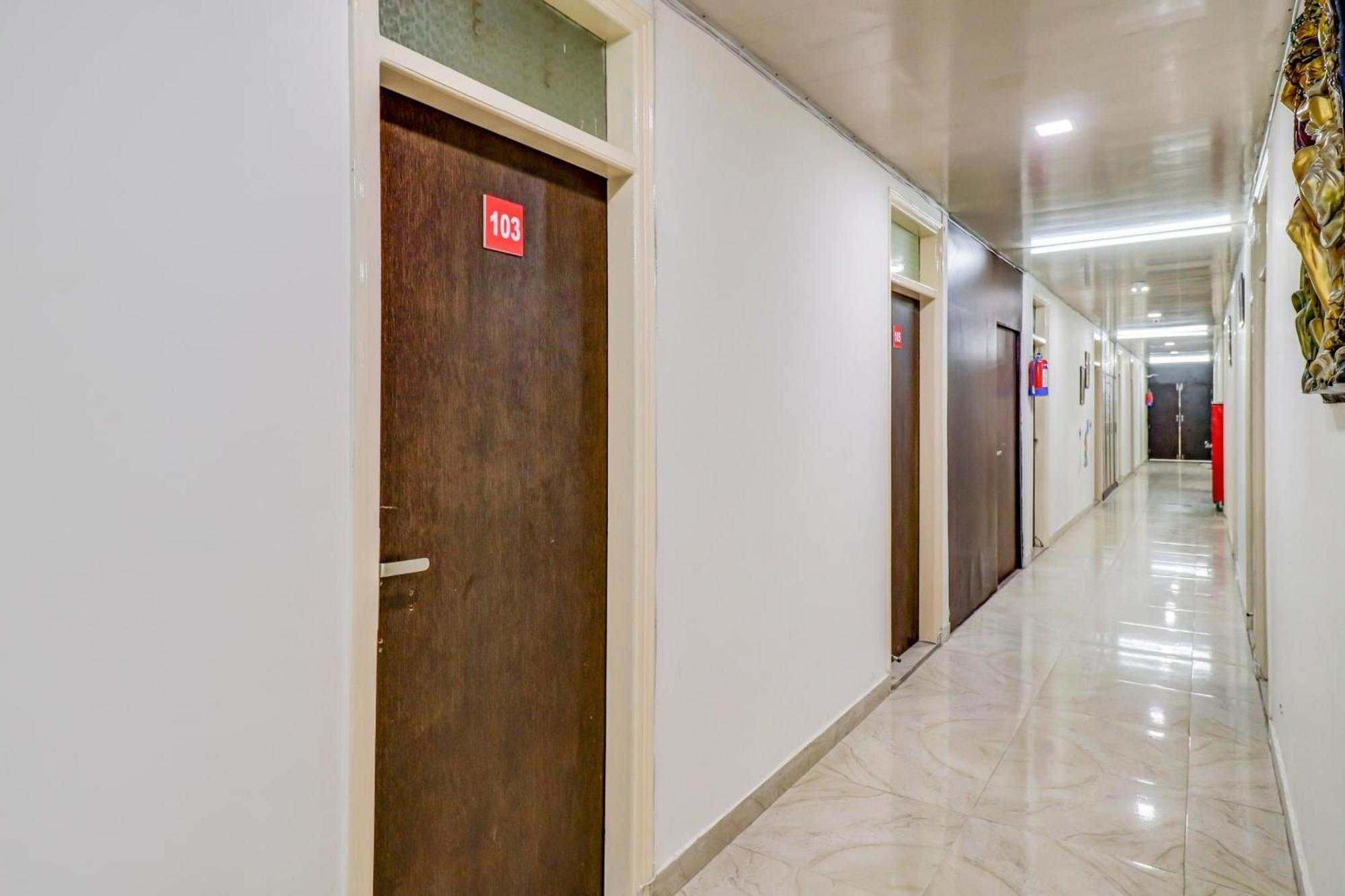 Hotel O Rs Hotels Near Pitampura Metro Delhi  Eksteriør billede