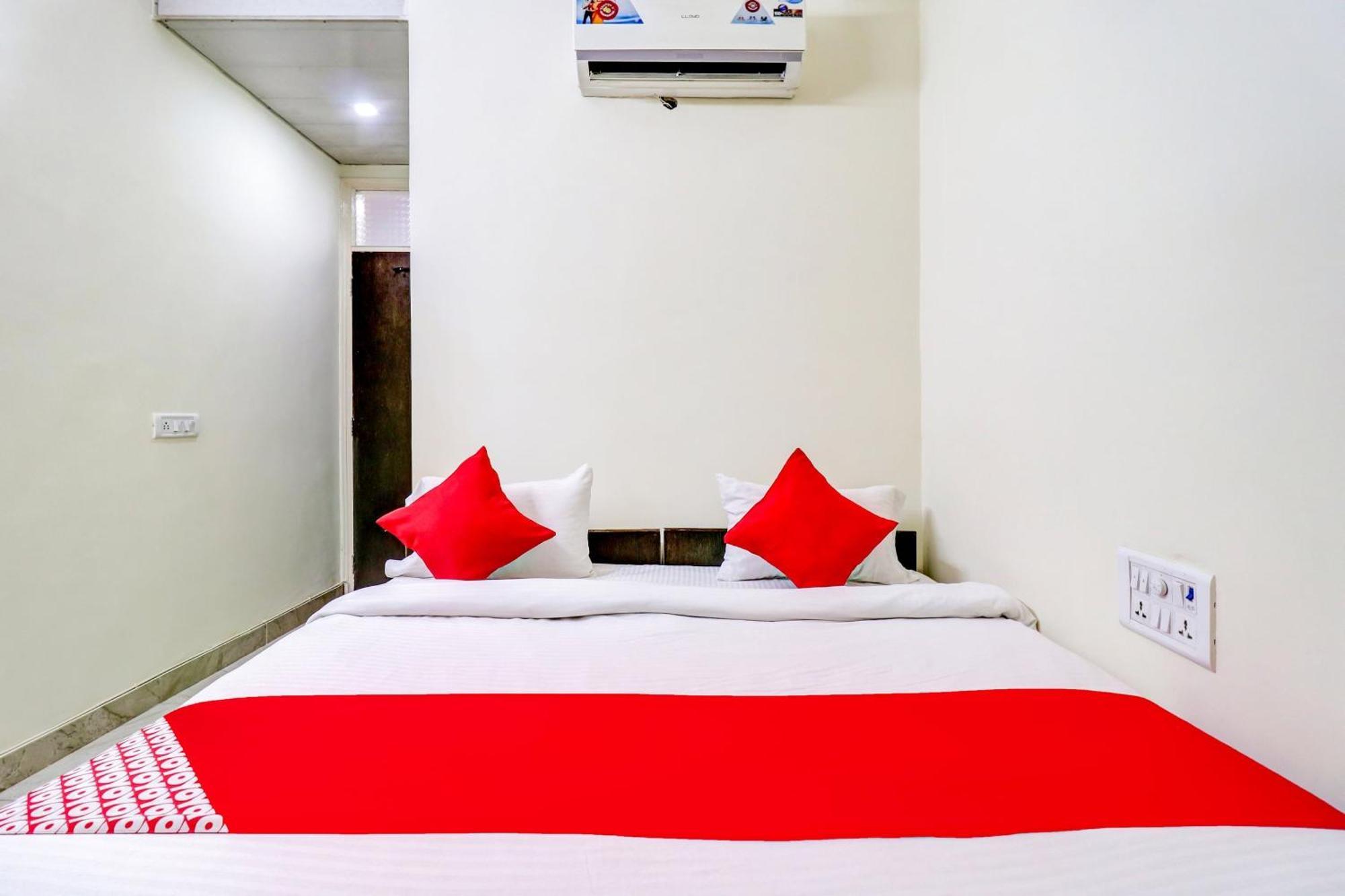 Hotel O Rs Hotels Near Pitampura Metro Delhi  Eksteriør billede