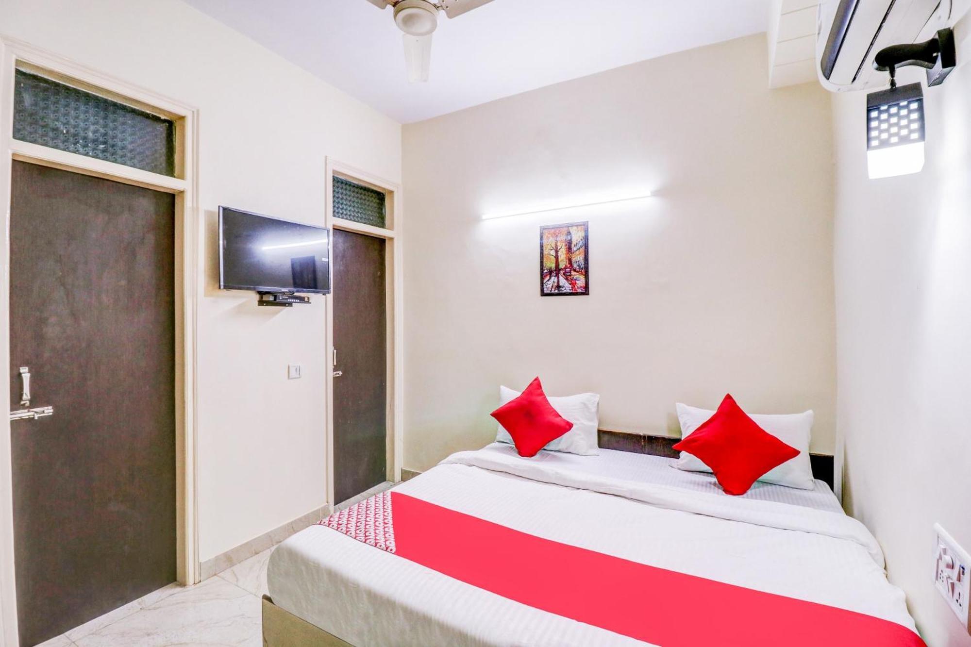 Hotel O Rs Hotels Near Pitampura Metro Delhi  Eksteriør billede