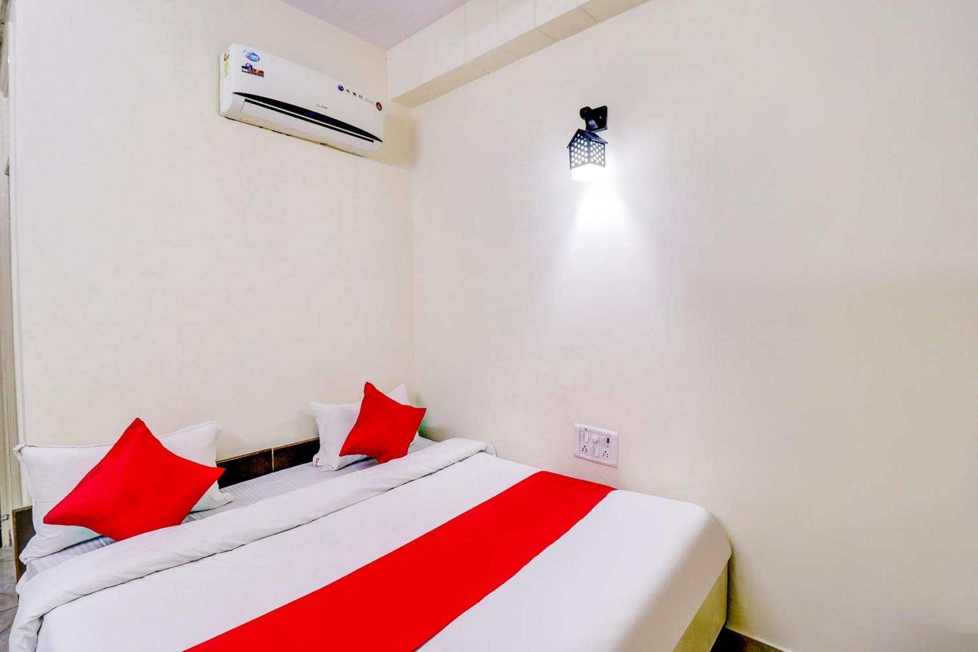 Hotel O Rs Hotels Near Pitampura Metro Delhi  Eksteriør billede