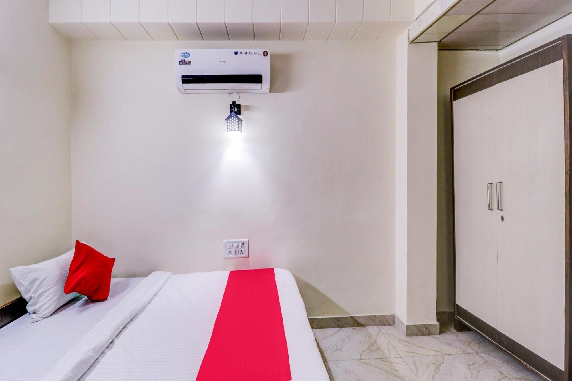 Hotel O Rs Hotels Near Pitampura Metro Delhi  Eksteriør billede