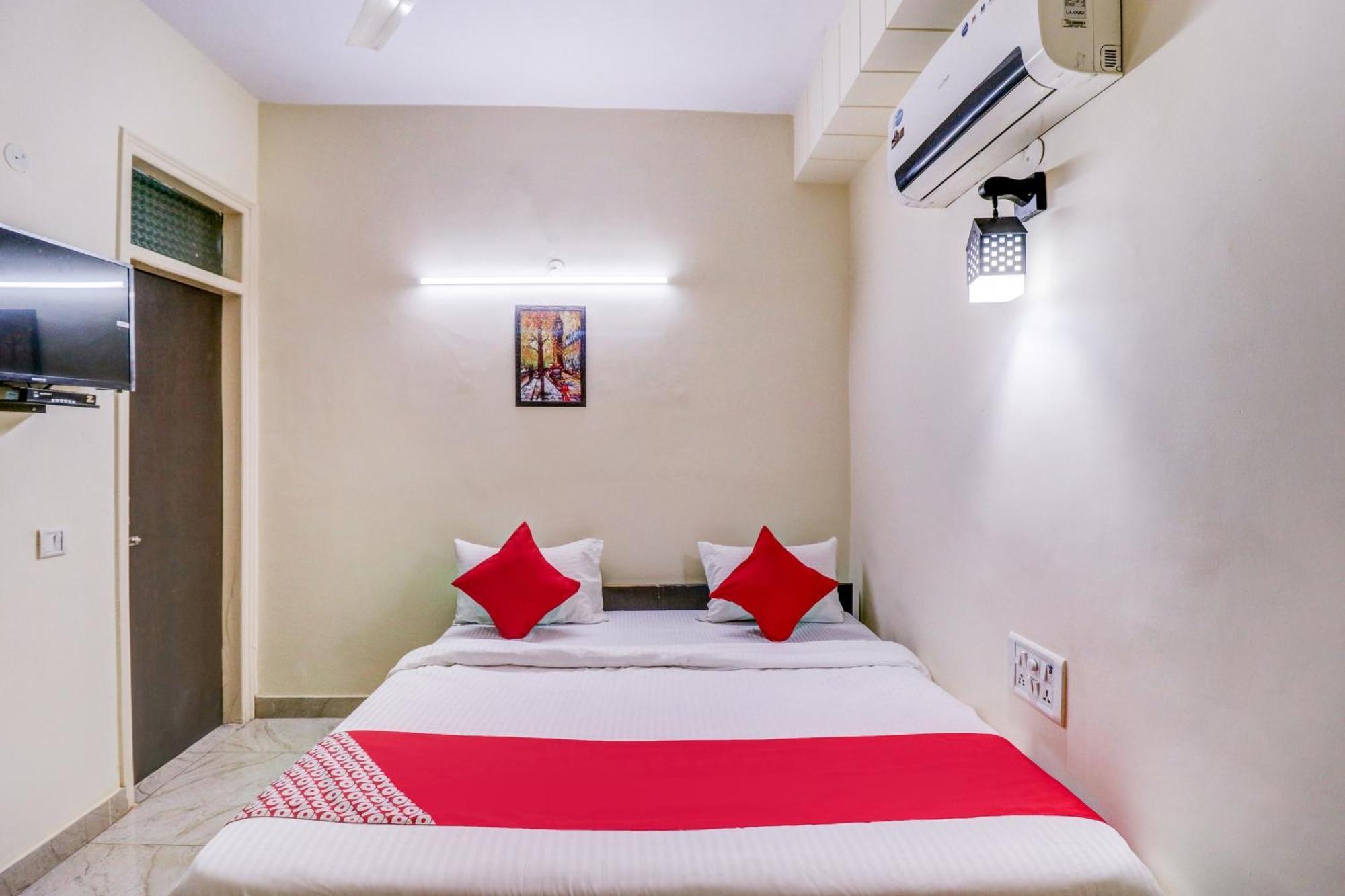 Hotel O Rs Hotels Near Pitampura Metro Delhi  Eksteriør billede