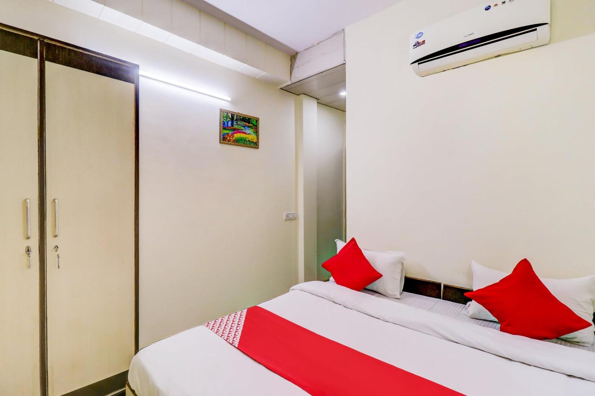 Hotel O Rs Hotels Near Pitampura Metro Delhi  Eksteriør billede