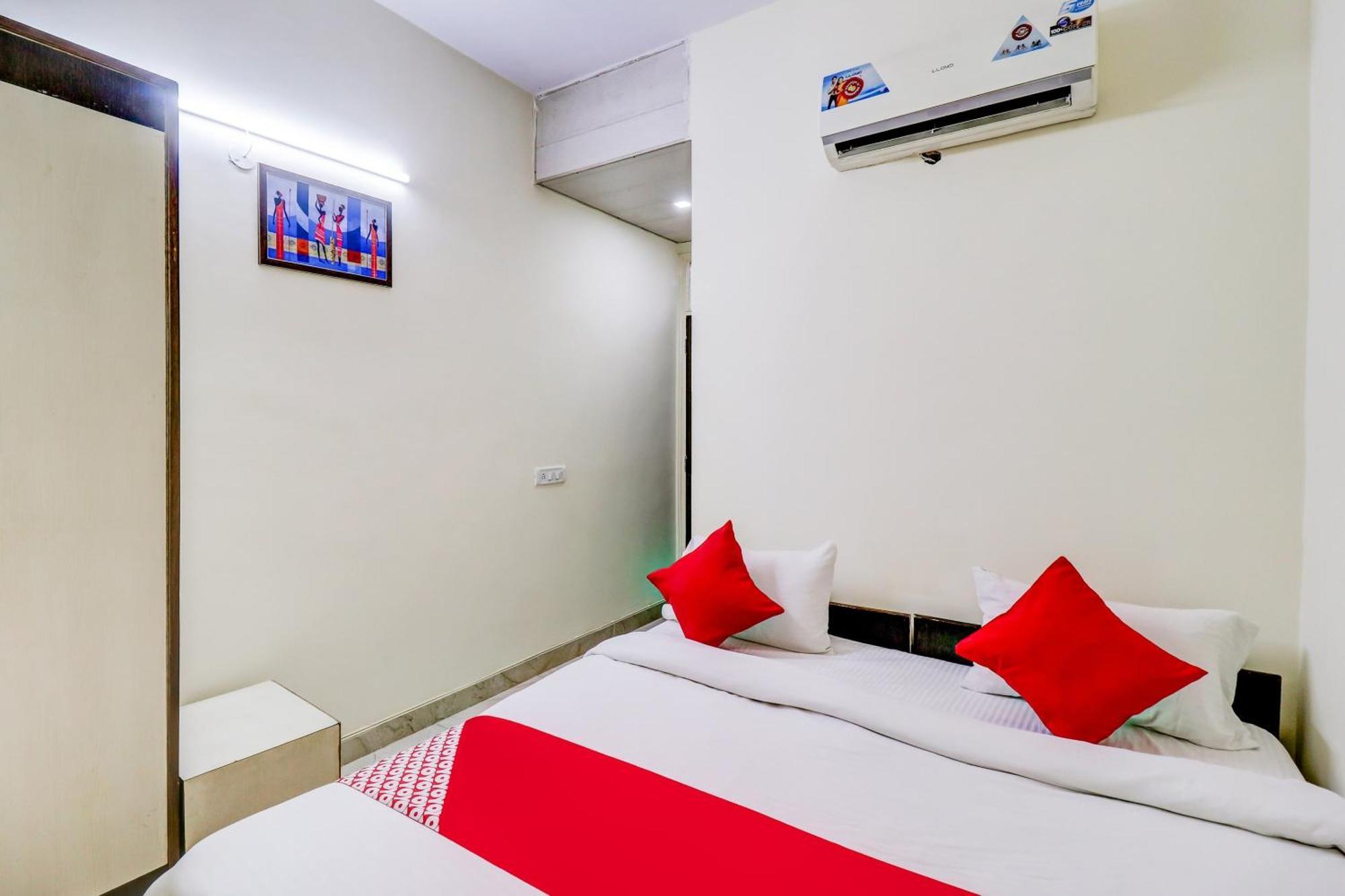 Hotel O Rs Hotels Near Pitampura Metro Delhi  Eksteriør billede