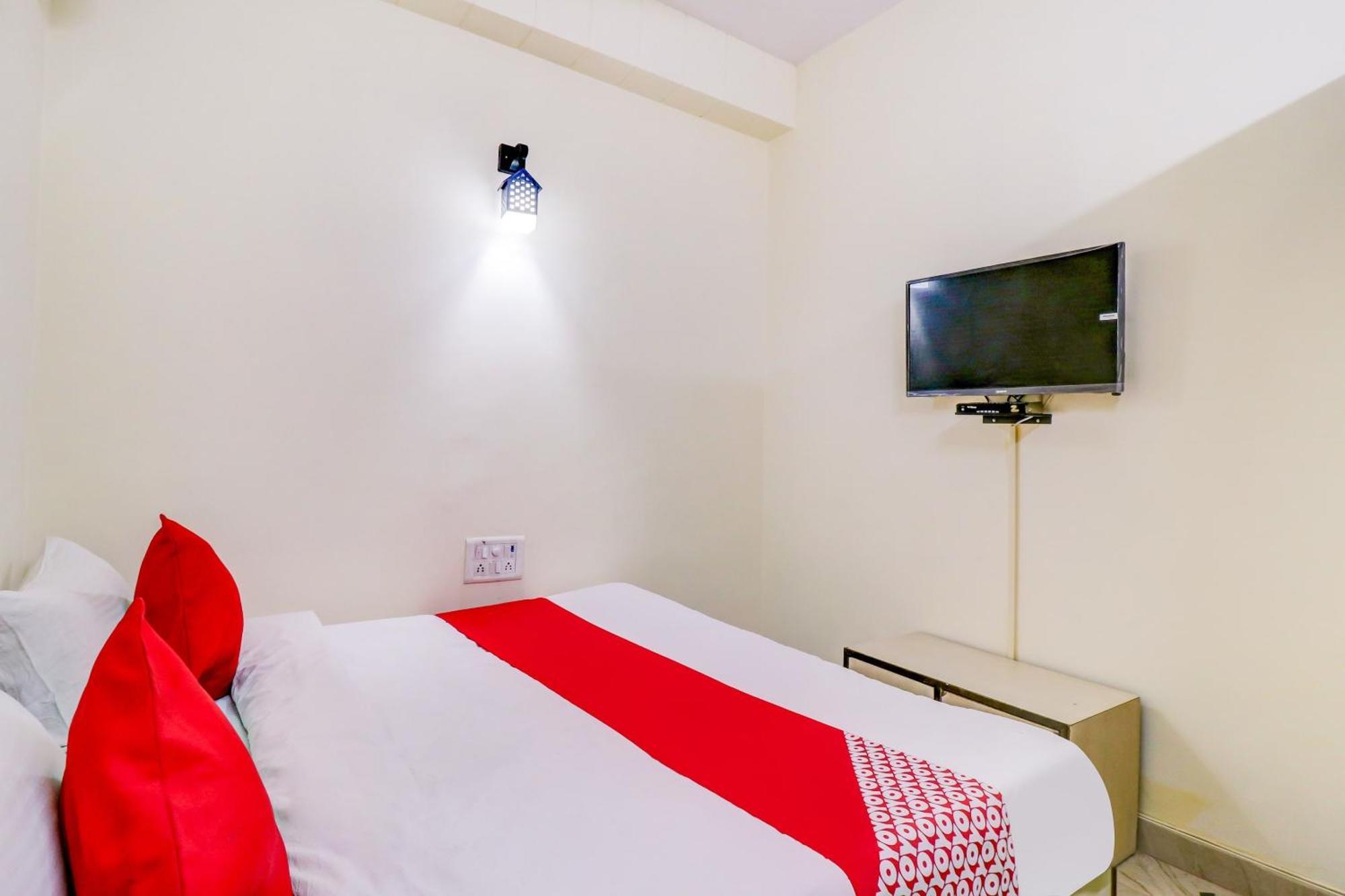 Hotel O Rs Hotels Near Pitampura Metro Delhi  Eksteriør billede